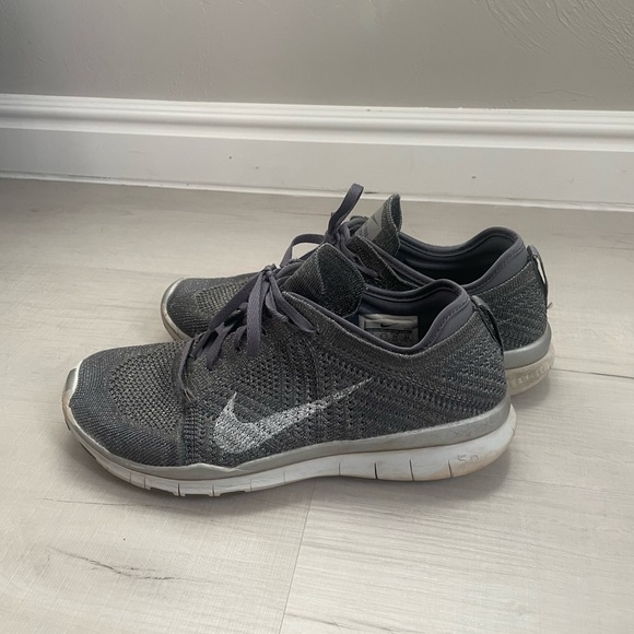 Women’s Silver Nike Running Shoe, Size 8, Little Sparkles Throughout the Shoe - Picture 4 of 8